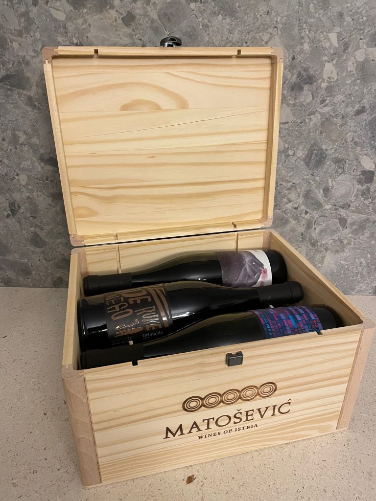 The 'Živjelo Prijateljstvo' box with six bottles of the finest wines from Matošević Winery.